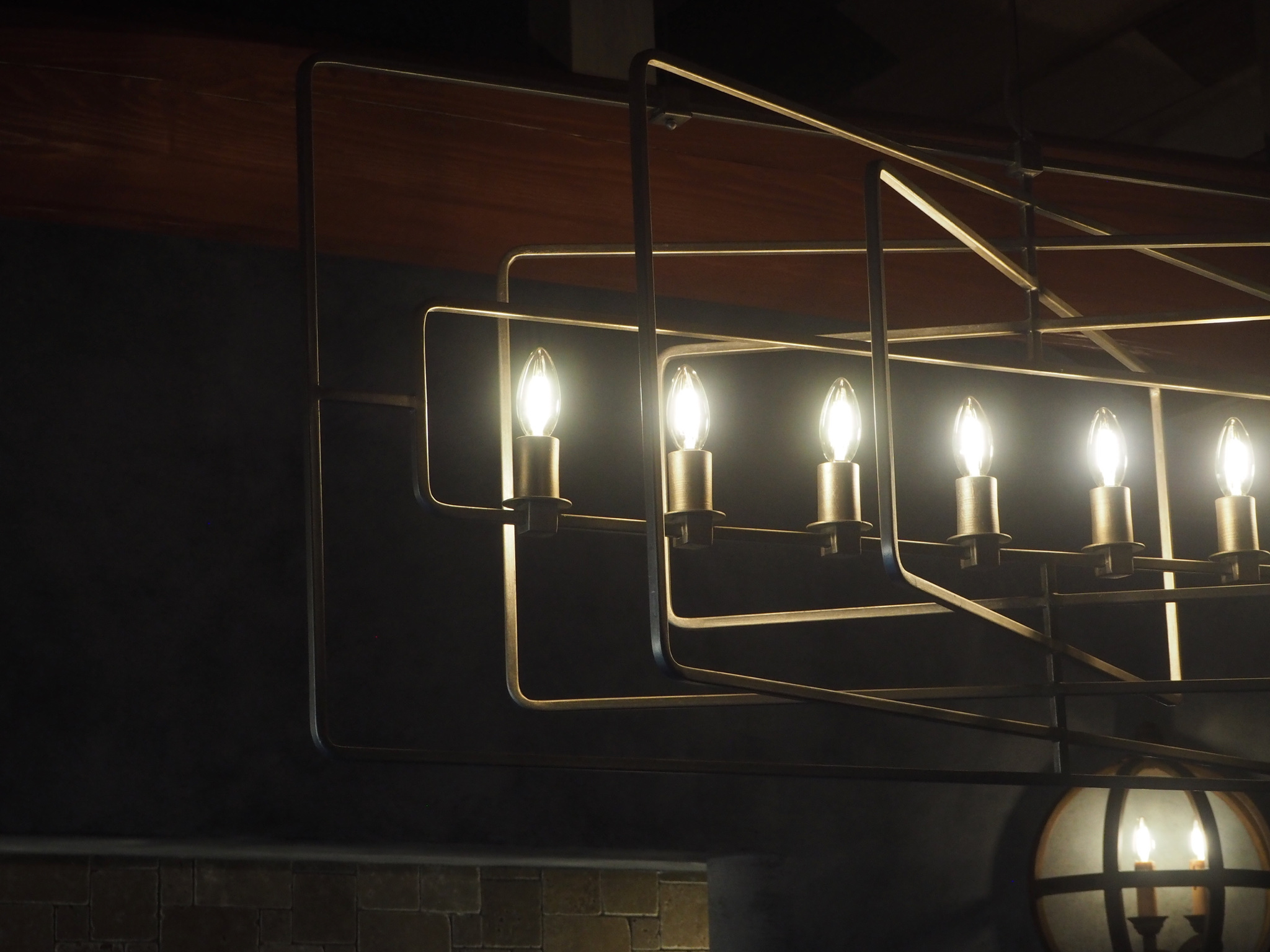 ライティングの陰影が映える夜の客室