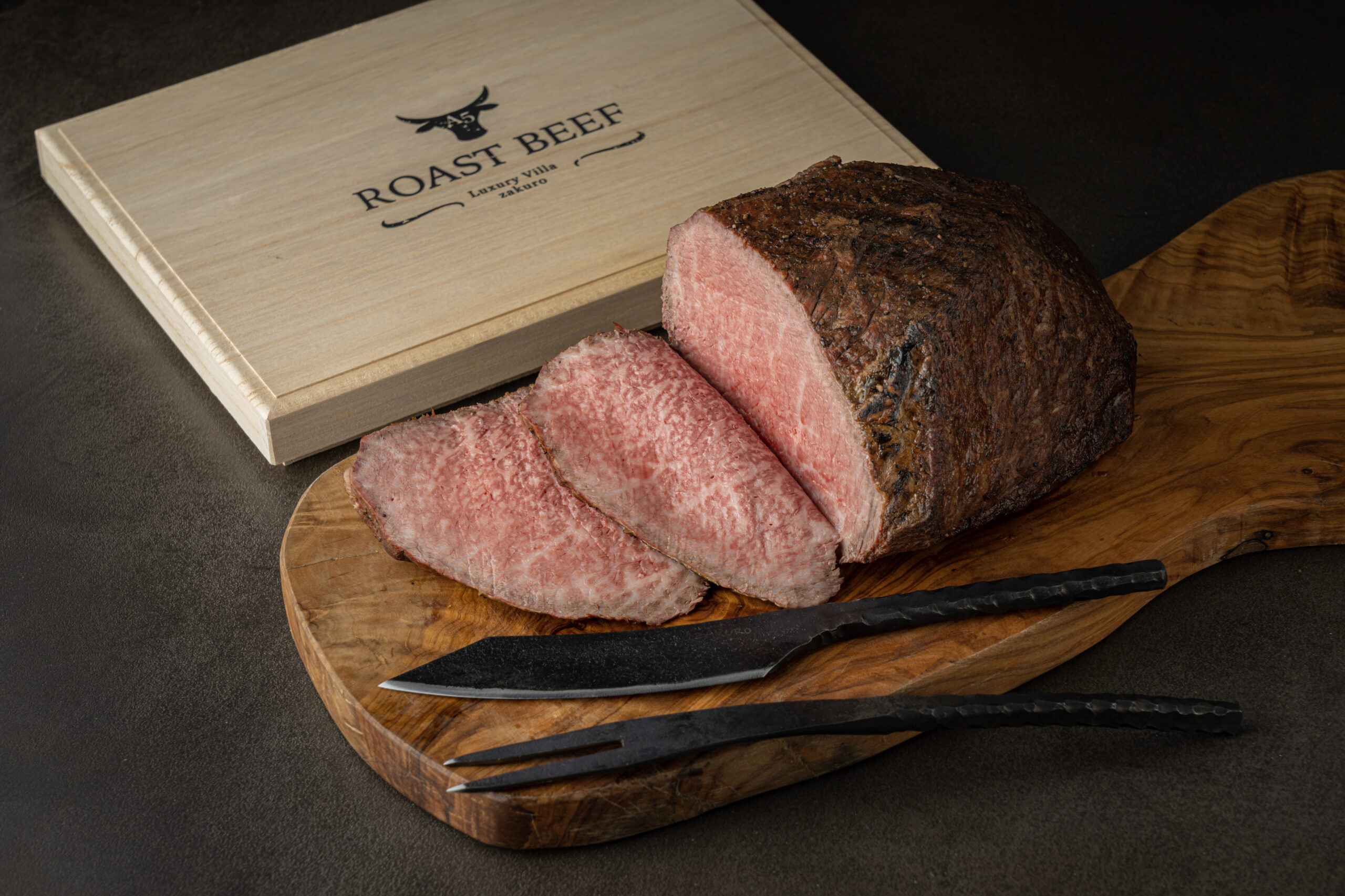 木箱に添えた豊後牛ローストビーフ