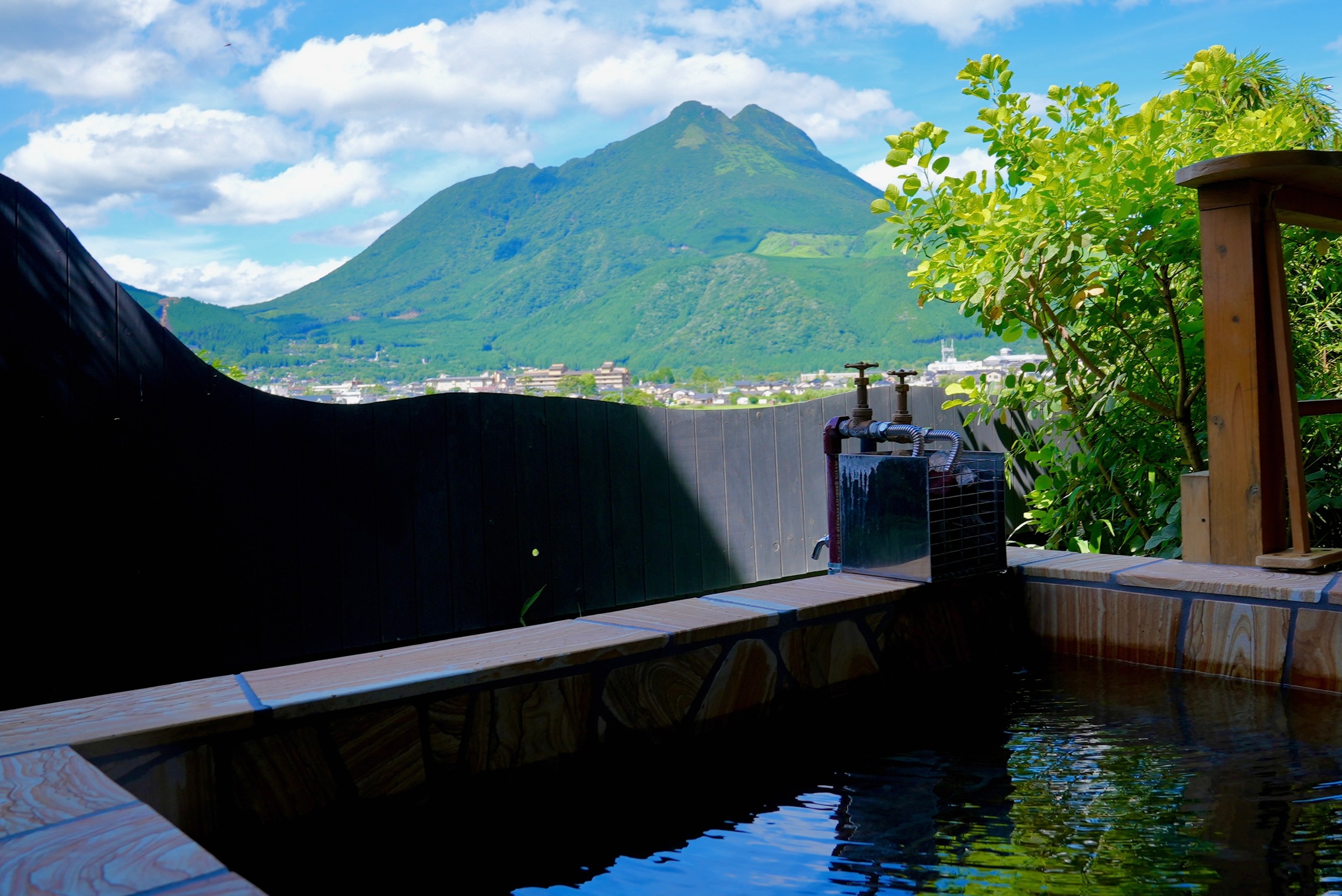由布岳を望む露天風呂 — zakuro