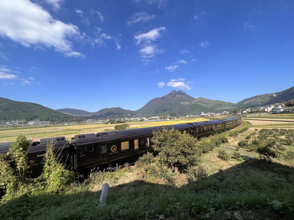 湯布院を走る列車の風景