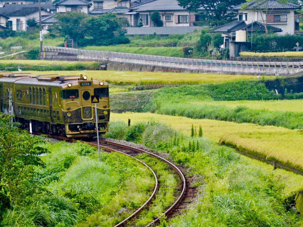 秋の湯布院と列車