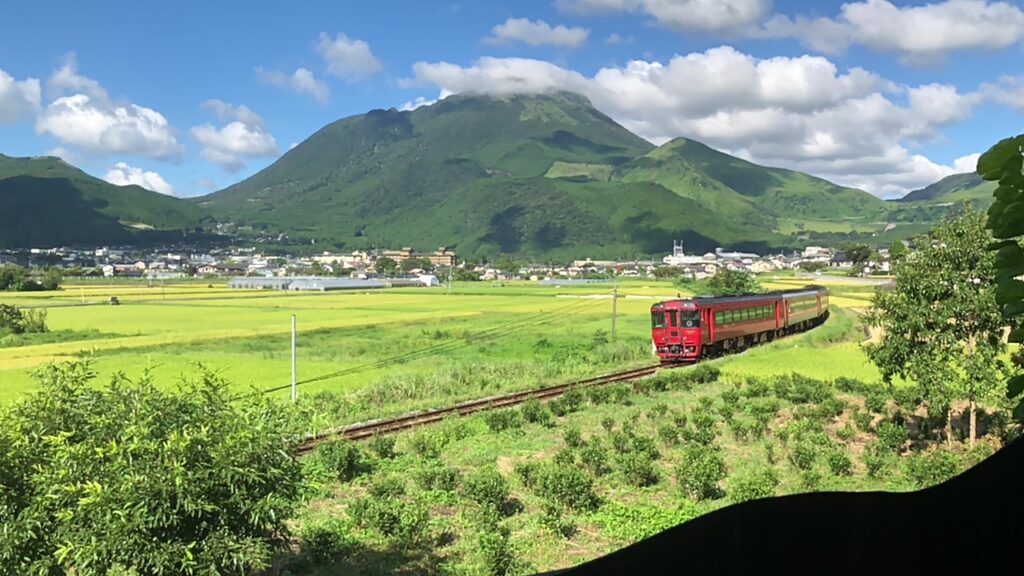 夏の湯布院と列車