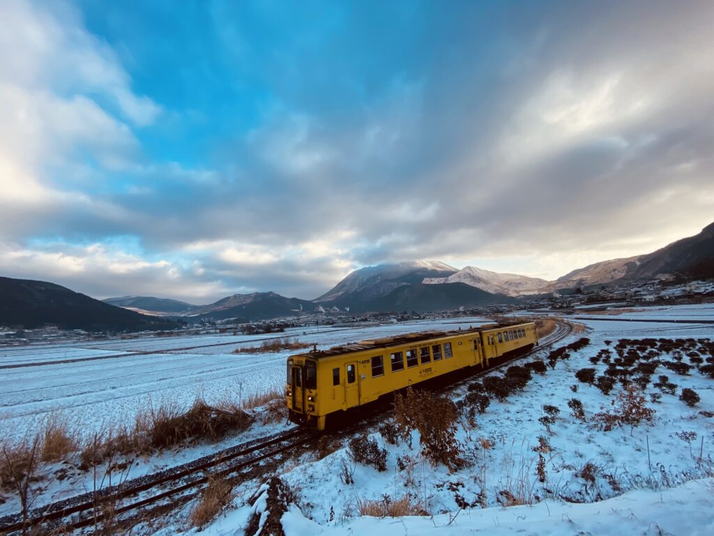 冬の湯布院と列車