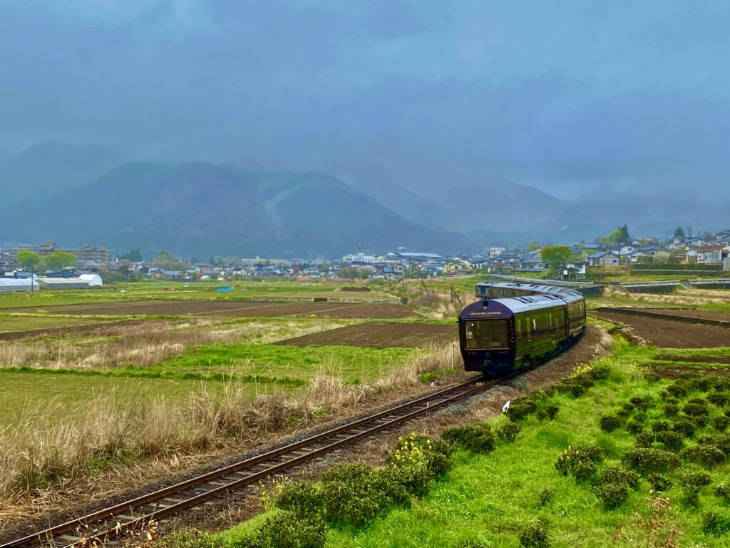 春の湯布院と列車