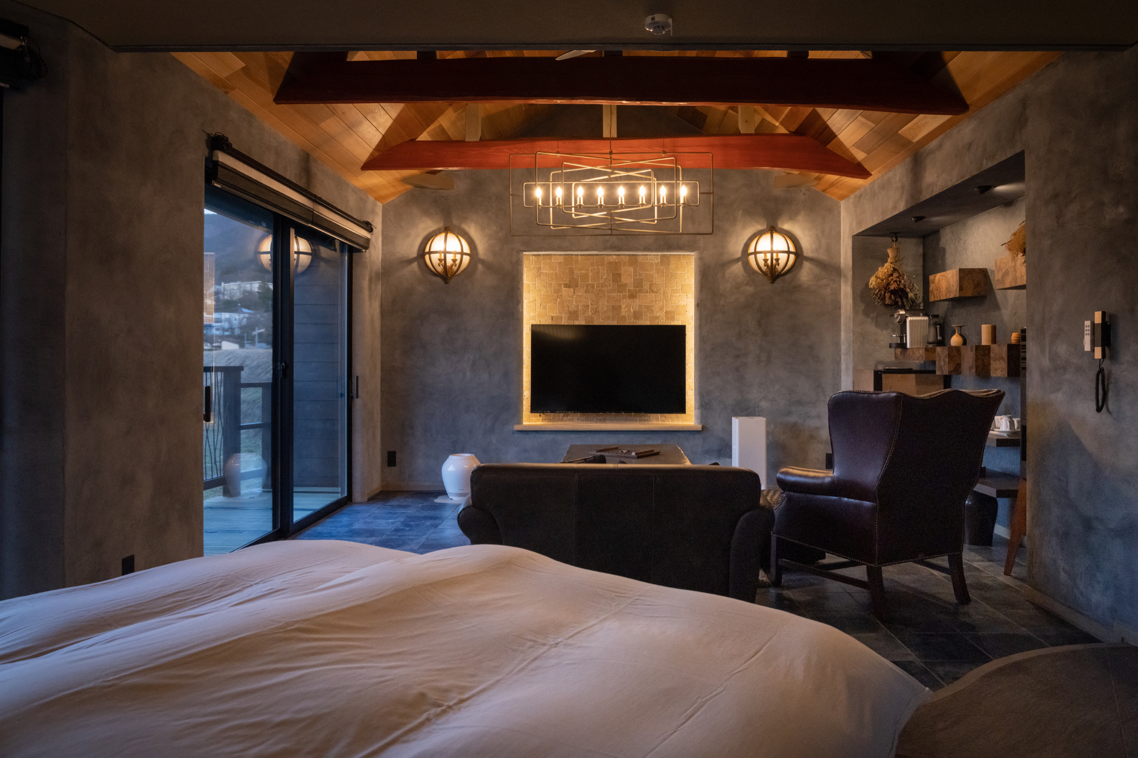 zakuro 重厚感あふれる客室の内観