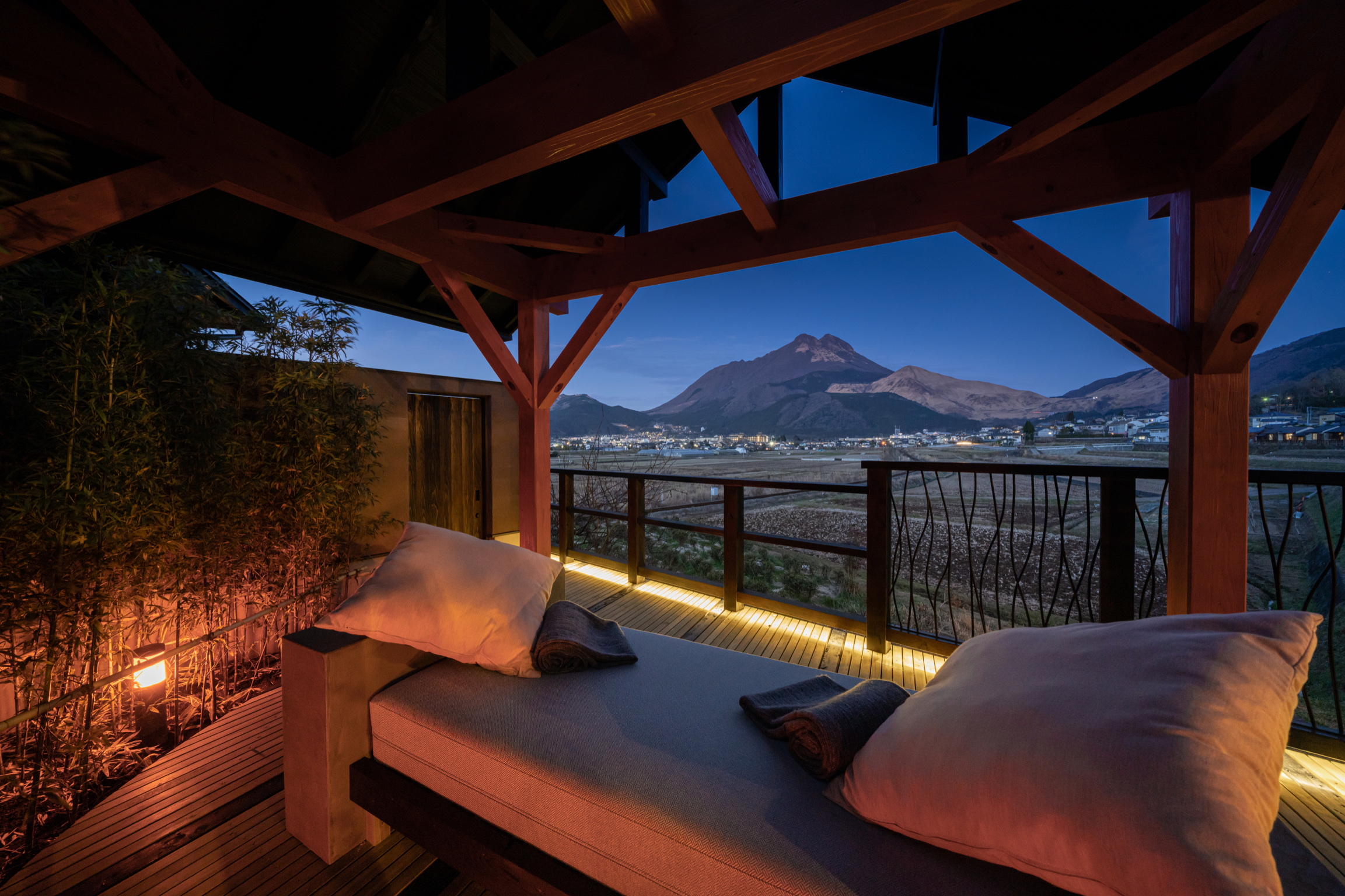 由布院の自然とzakuroのテラスから望む由布岳の夜景